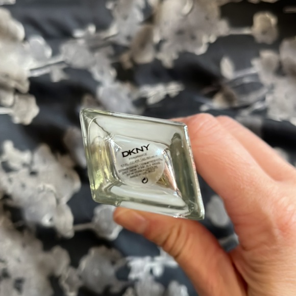 DKNY - Picture 2 of 3